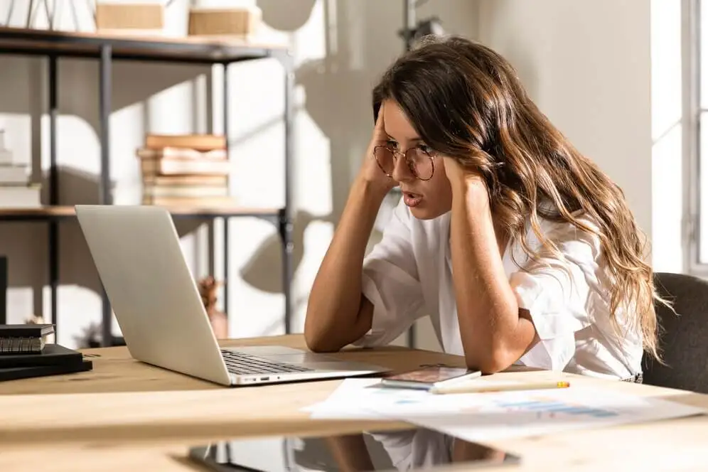Mujer estresada en el trabajo