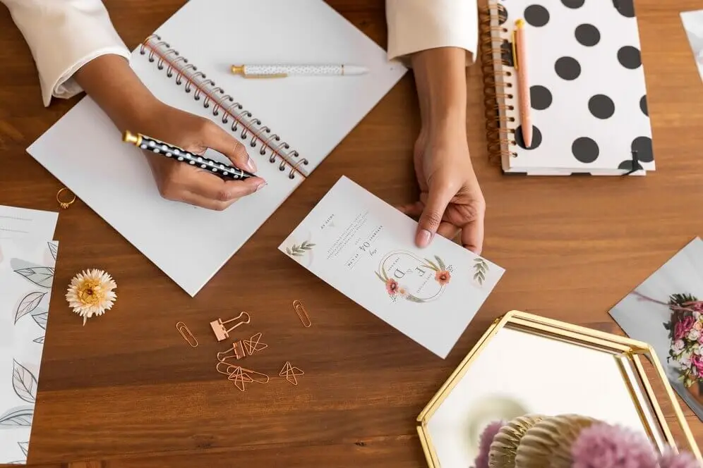 Libreta para preparar la lista de invitados