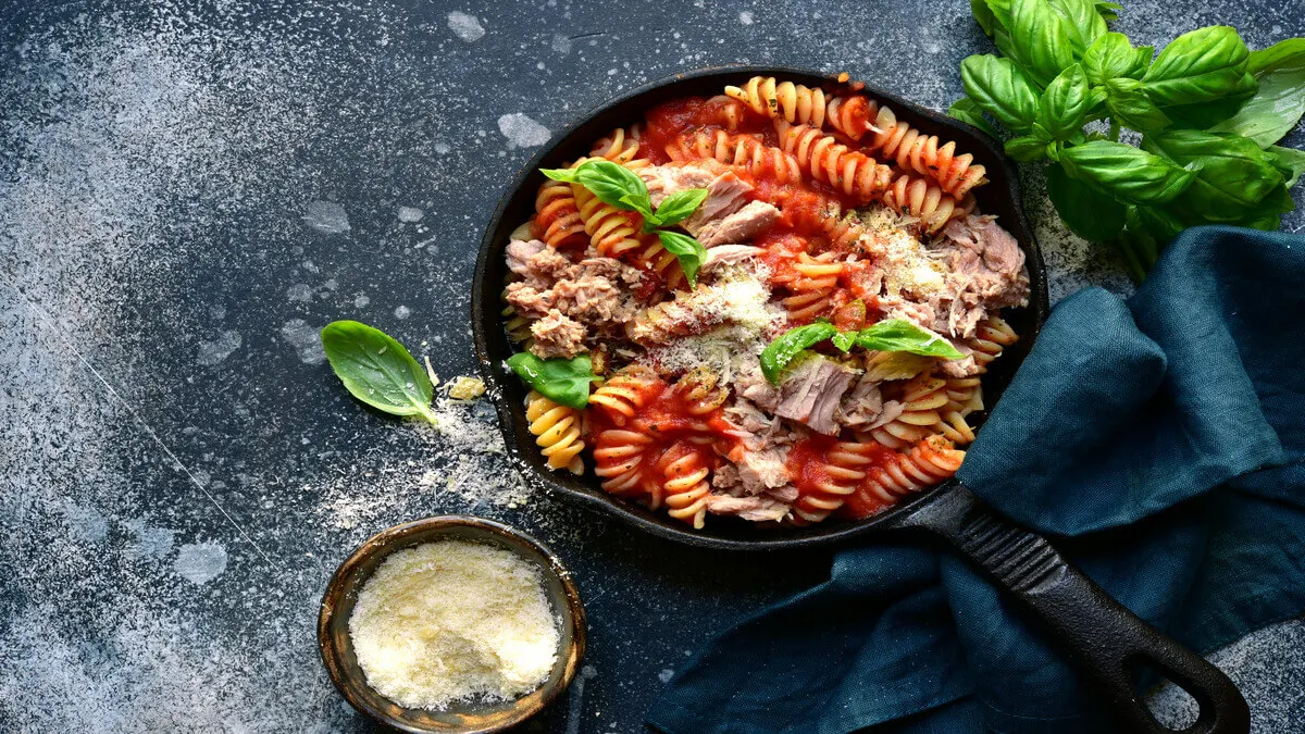 Recetas con atún en lata: pasta con salsa de tomate.