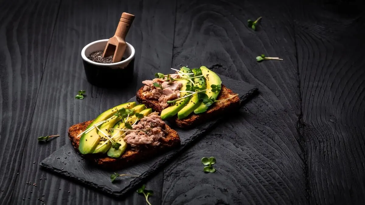 Tostadas de aguacate para hacer recetas con una lata de atún.