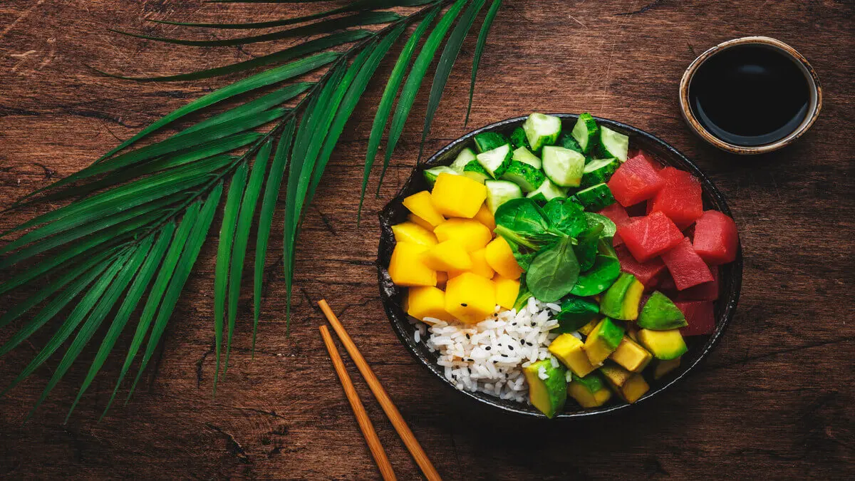Receta de poke bol con una lata de atún.