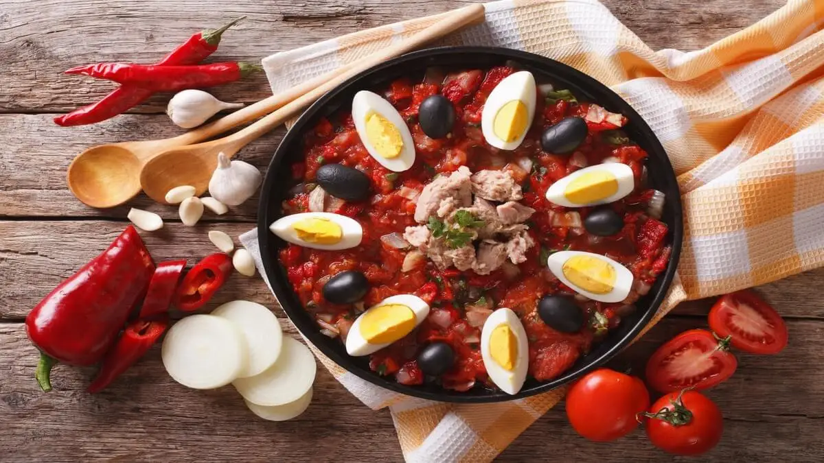 Ensalada de pimentos y atún.