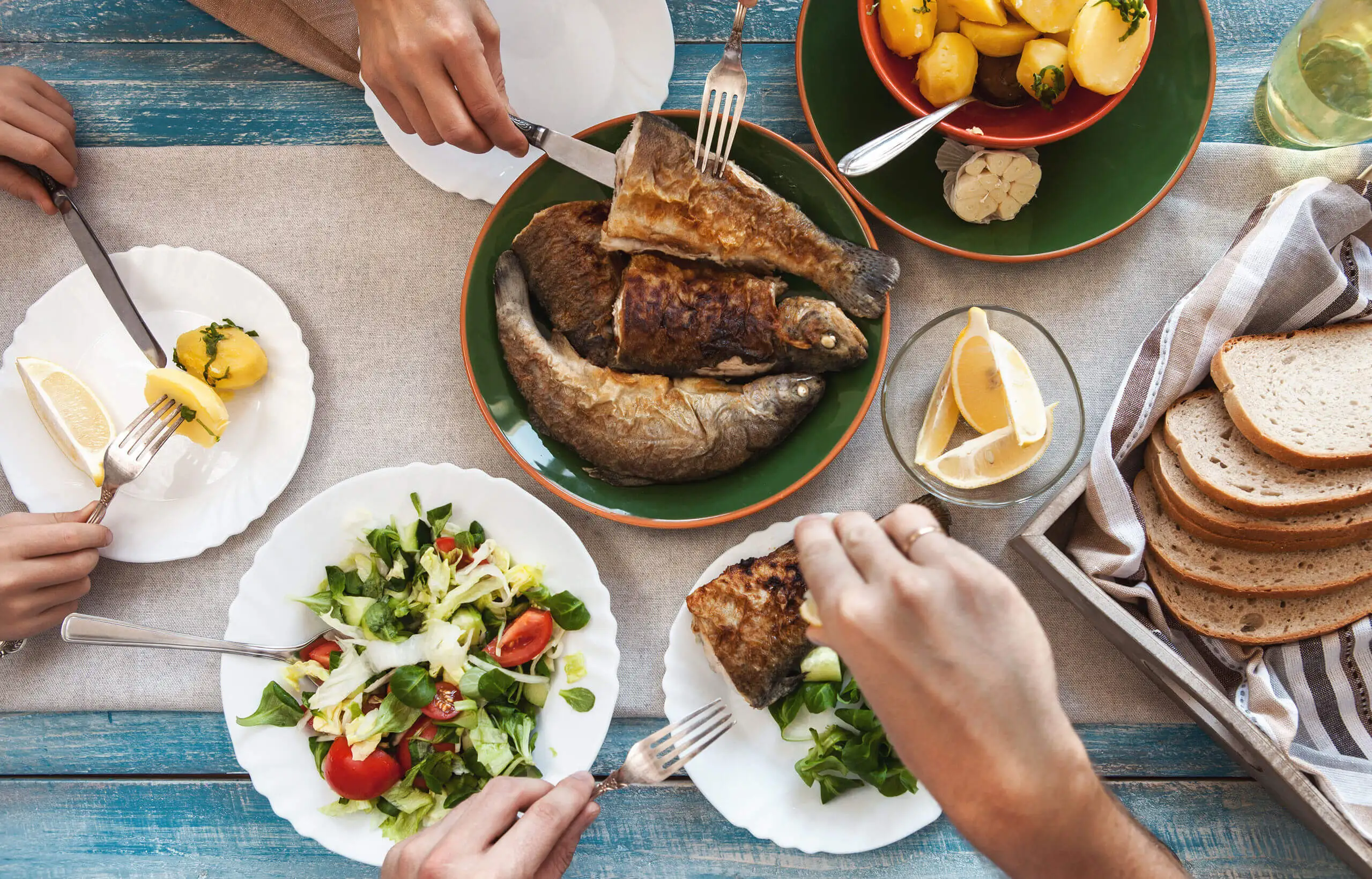 Reducir el consumo de carne puede hacerse comiendo pescado.