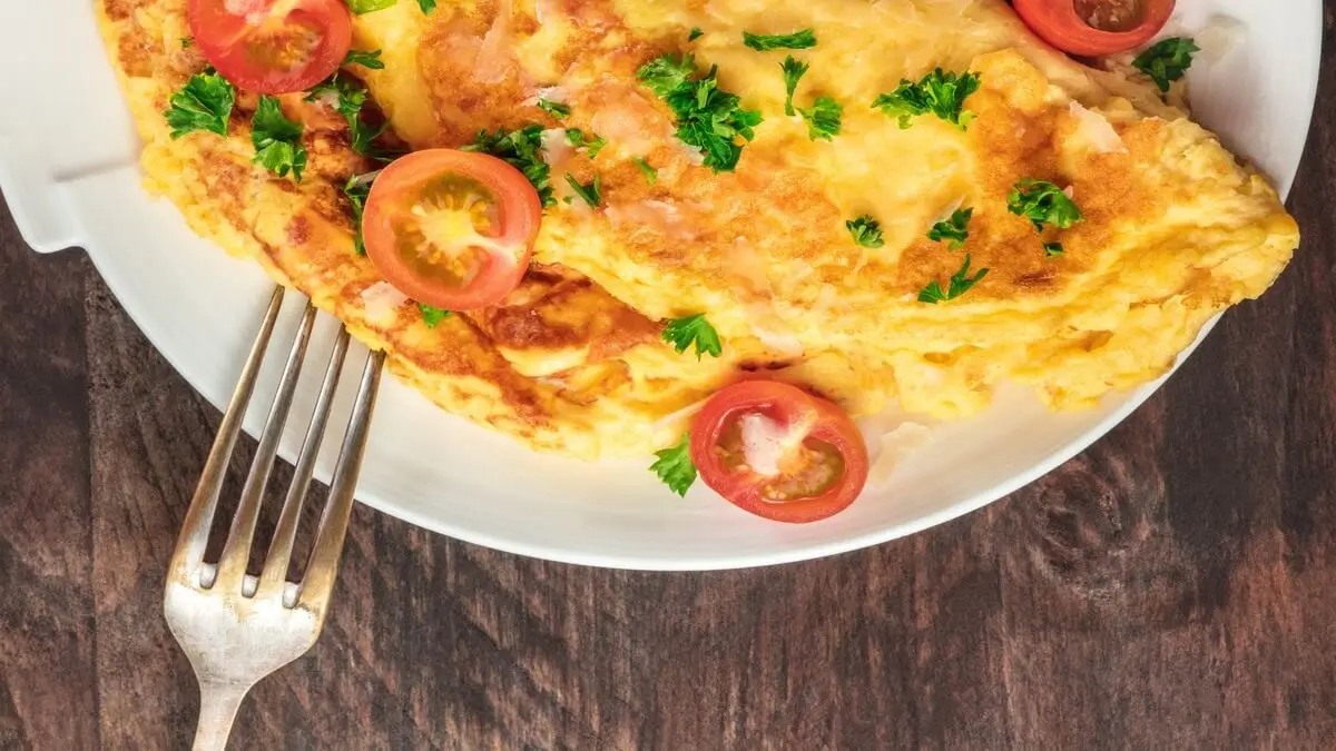 Tortilla rellena con atún en lata.