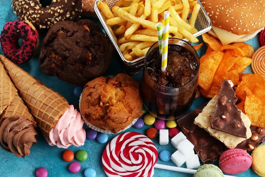 Alimentos muy poco saludables sobre la mesa