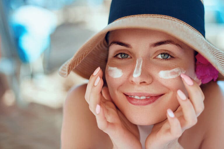Cómo tratar la cara quemada por el sol con remedios naturales