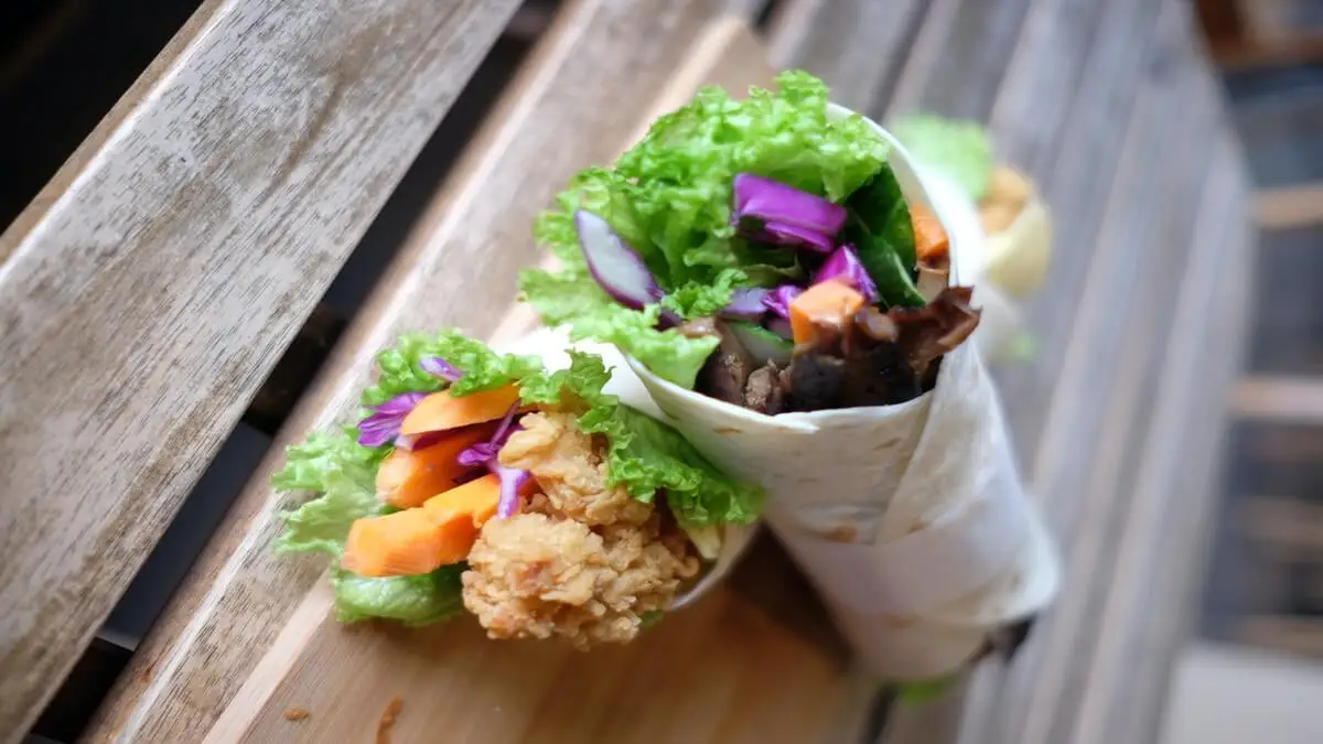 Wrap de atún y vegetales.