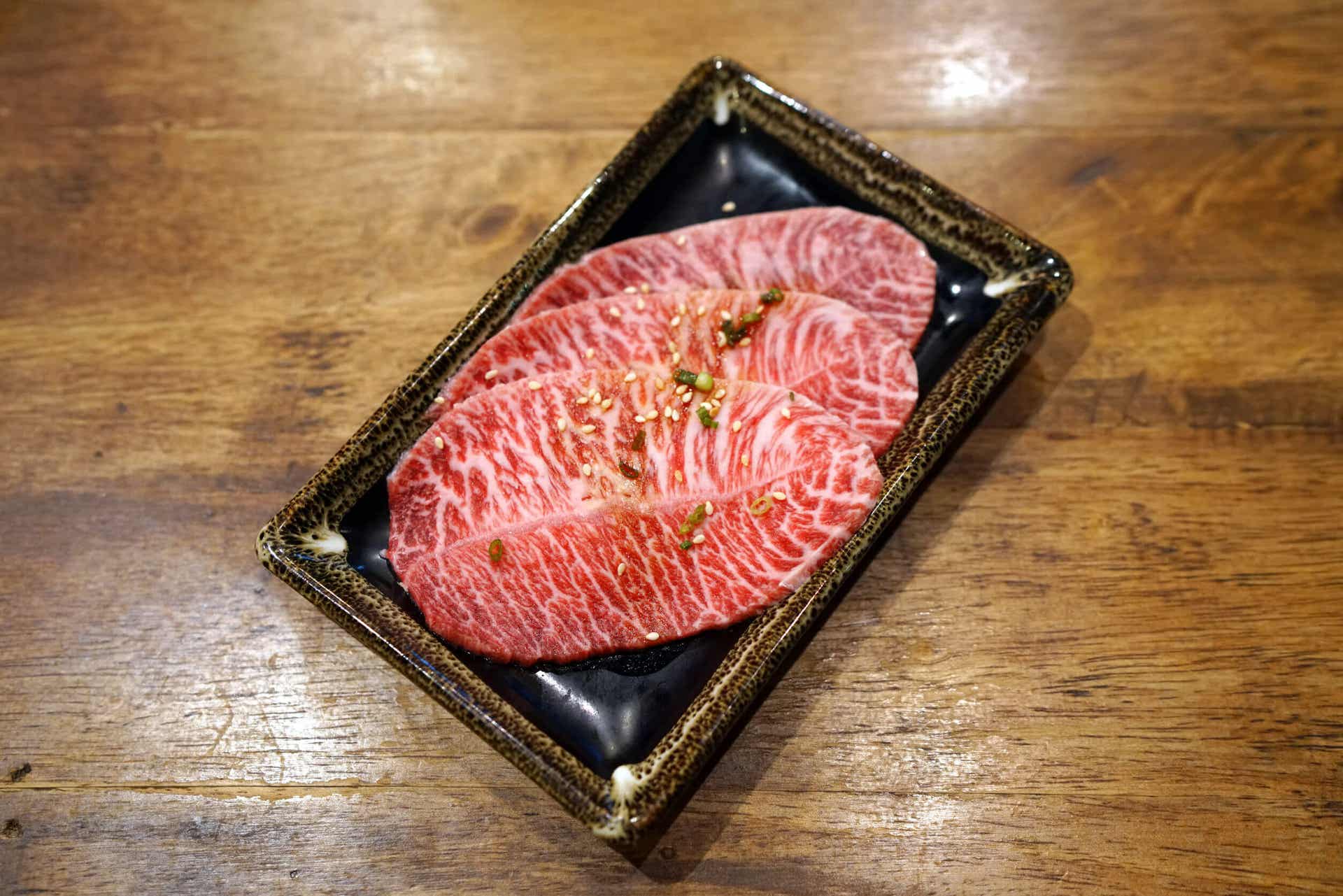 Verzweigtkettige Aminosäuren - rotes Fleisch auf einem Teller