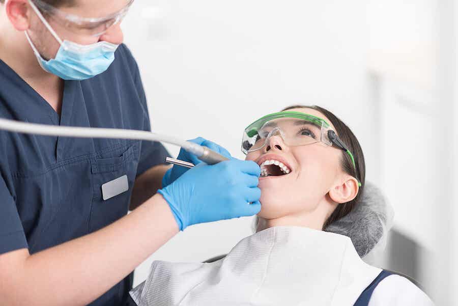 Empaste dental en el consultorio odontológico.