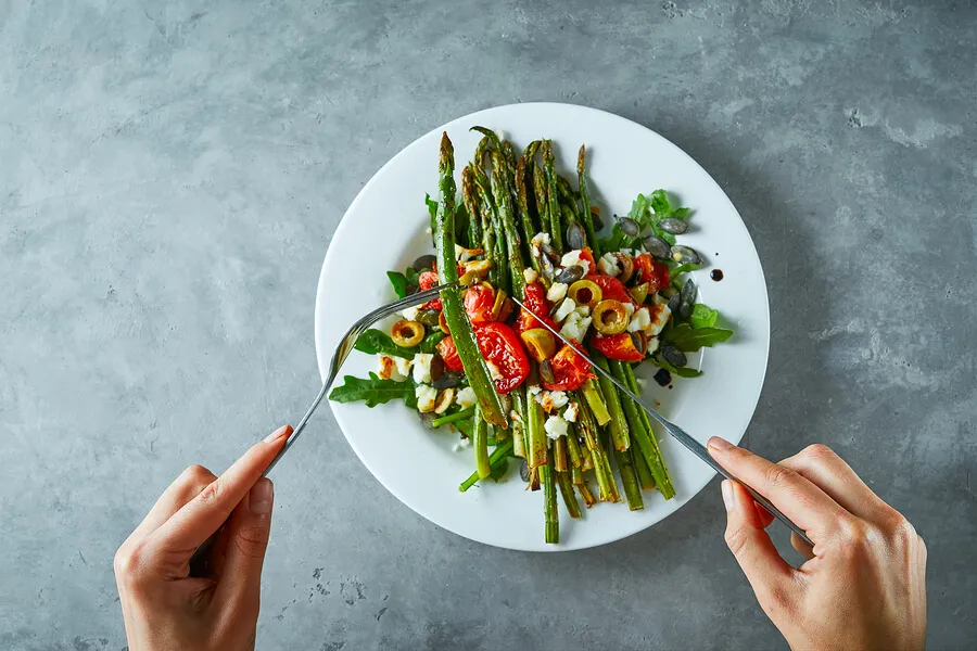 Ensalada de espárragos y croutons