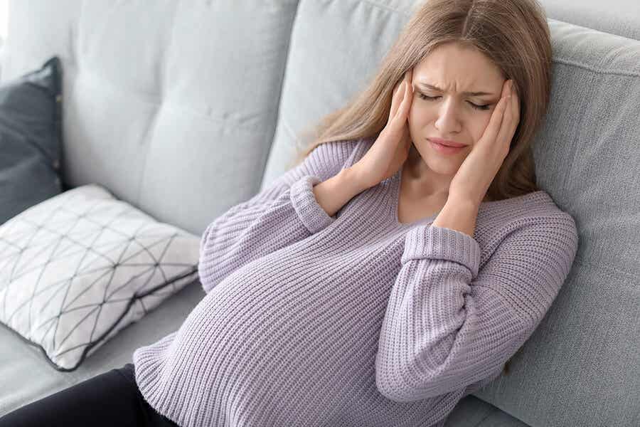 Mujer con dolor de cabeza por depresión prenatal.
