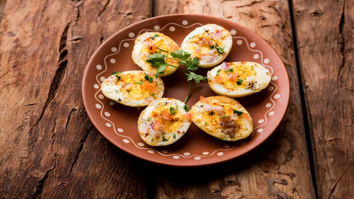 Recetas para hacer con una lata de atún: huevos rellenos.