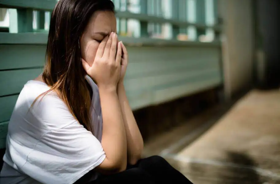 Mujer con ataque de pánico