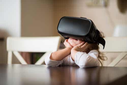 Niña con realidad virtual