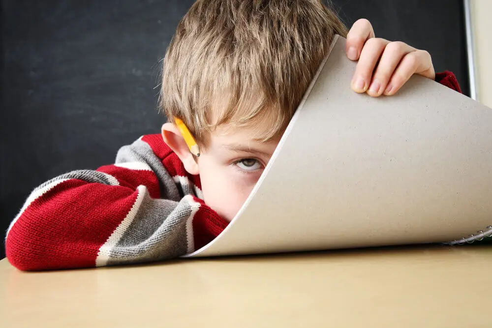 Un enfant atteint de TDAH essaie d'étudier.