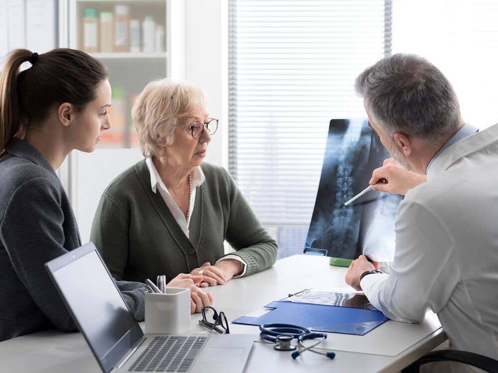 Mujer con osteoporosis que debe realizarse una densitometría ósea.