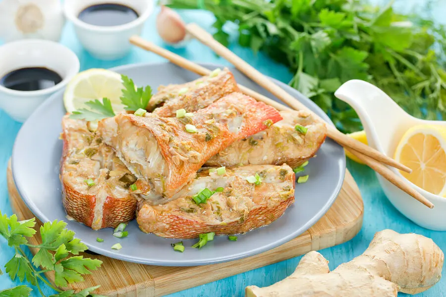 Preparar pescado al limón con perejil