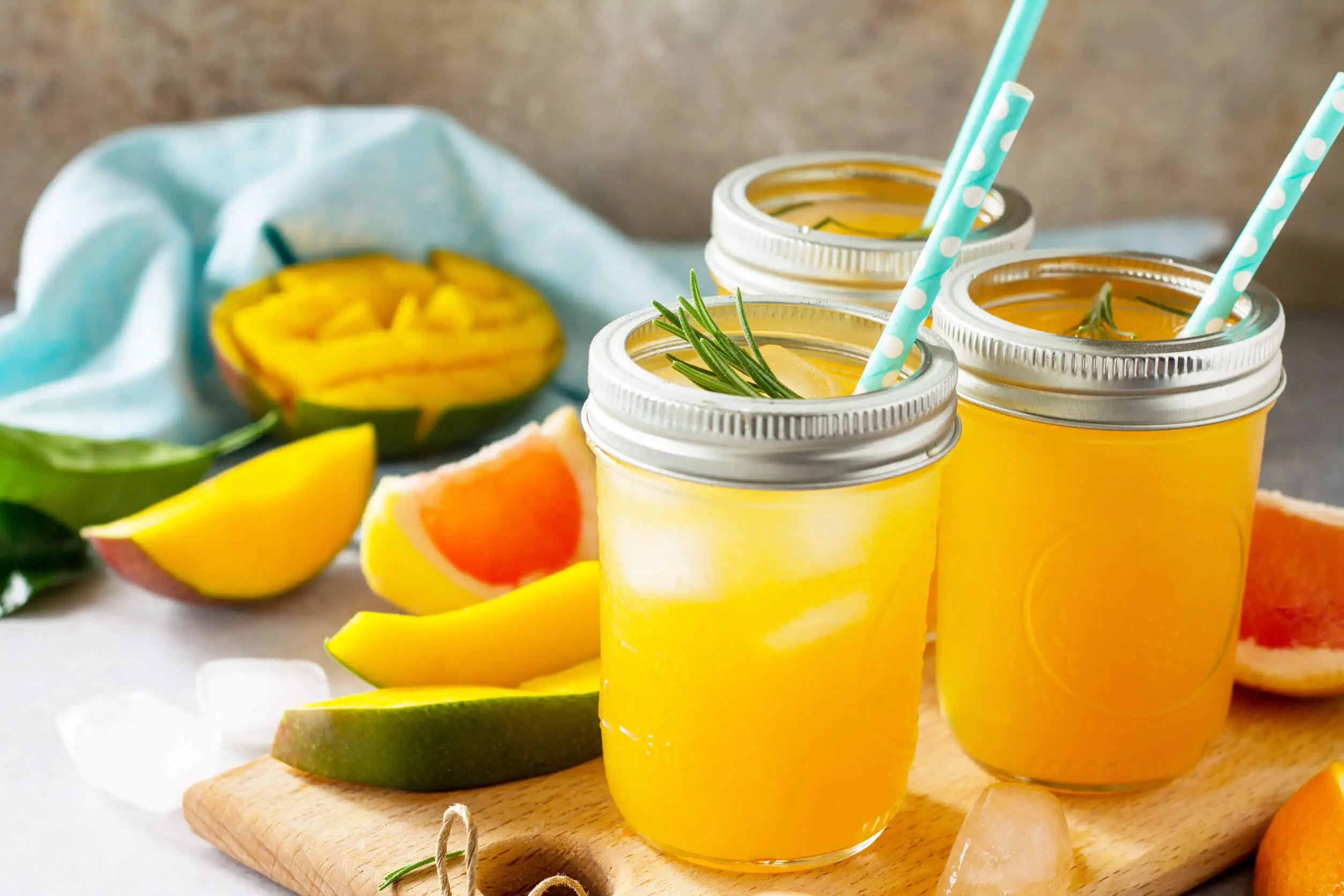 La absorción de hierro puede mejorar tomando vitamina C.