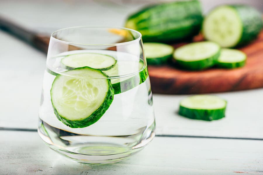 Agua de pepino para la retención de líquidos