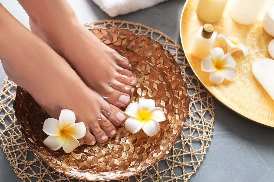 Baños para suavizar los pies con vinagre y aceite de almendras