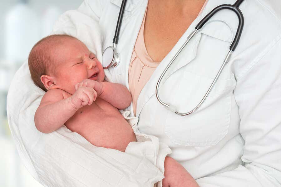 Bebé en pediatra debido a la bronquiolitis