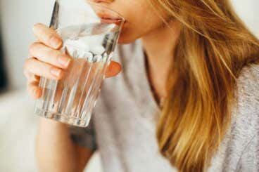 Beber agua antes de comer puede ayudarte a perder peso
