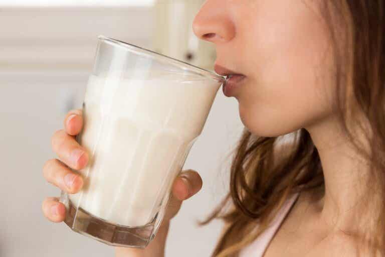 ¿Es bueno consumir leche? Beneficios y riesgos