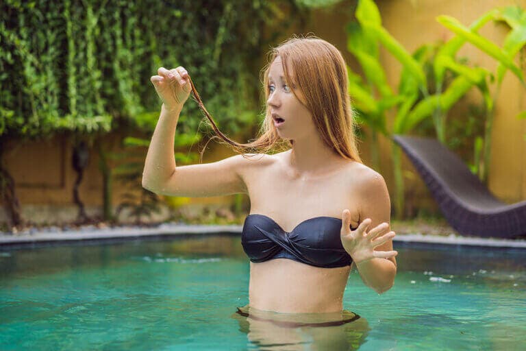Claves para proteger el pelo del cloro de la piscina