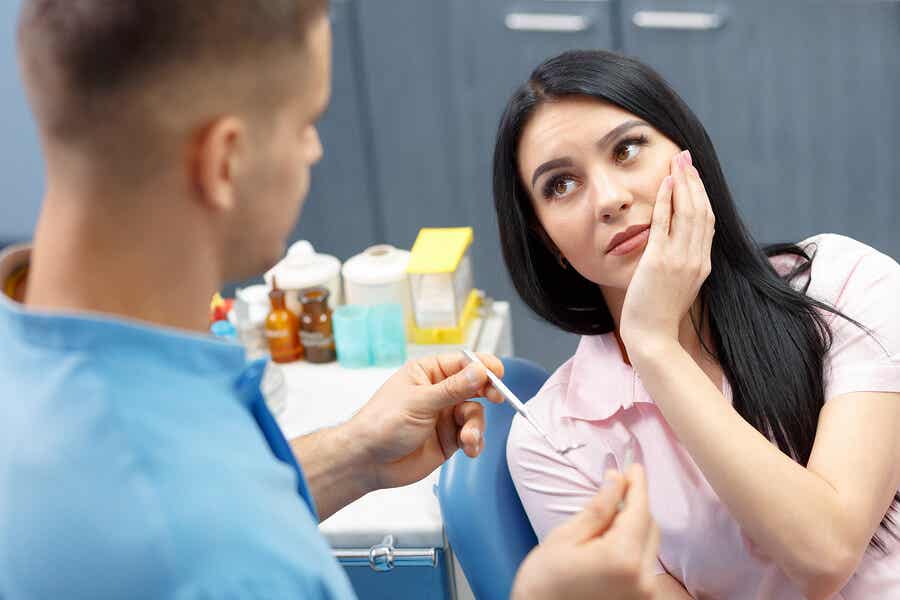 Odontólogo explicando los riesgos y repercusiones de la enfermedad periodontal