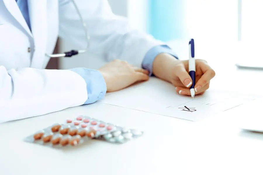 Medico recetando fármacos