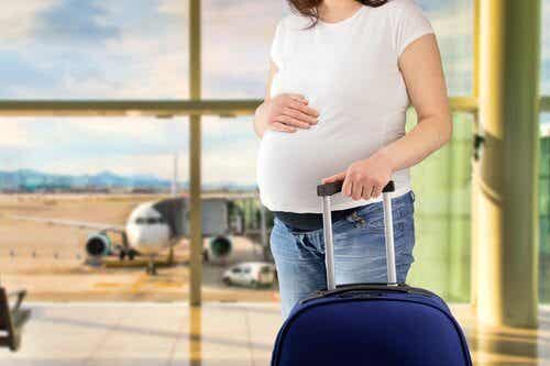 Embarazada preparada para viajar en verano.