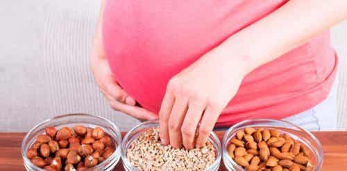 Comer frutos secos durante el embarazo tiene beneficios para el cerebro del futuro bebé.