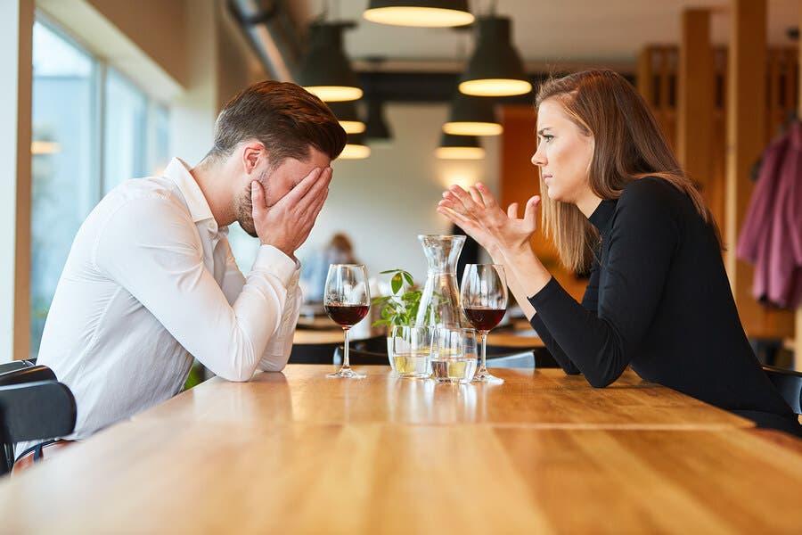 Hombre con dependencia emocional y miedo al abandono en pareja