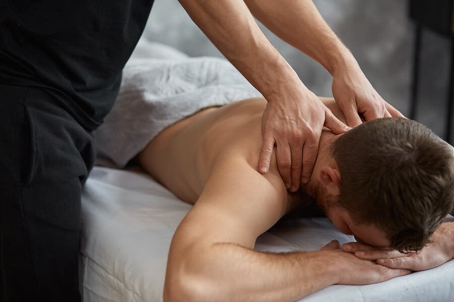 Homme recevant un massage thérapeutique.