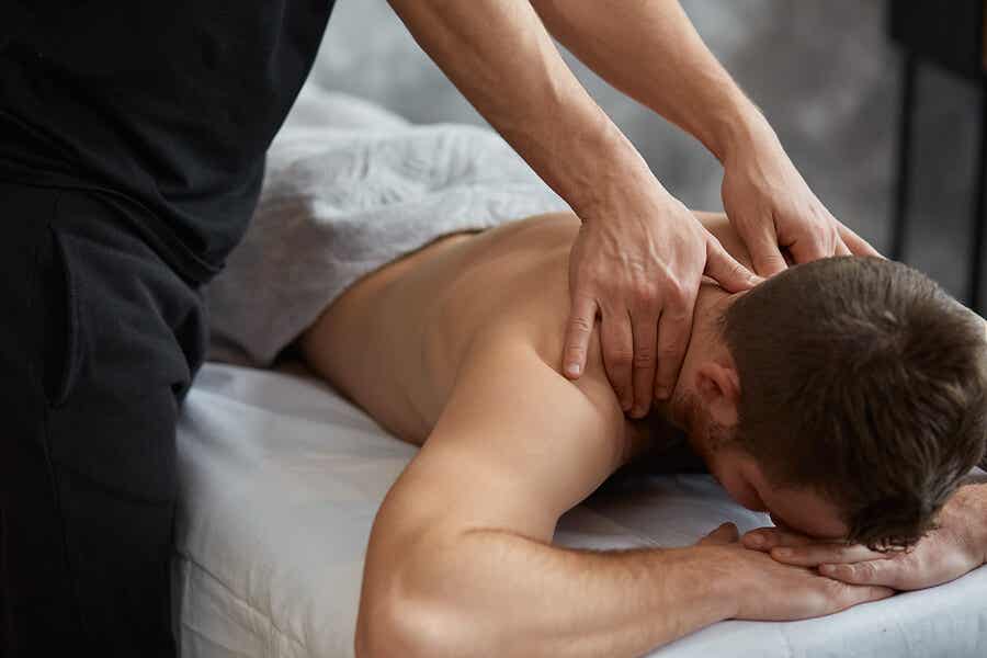 Mężczyzna podczas masażu.