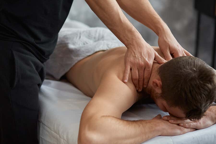 Mężczyzna podczas masażu.