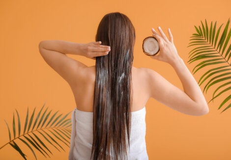 Tratamiento con arcilla y aceite de coco para revitalizar el cabello