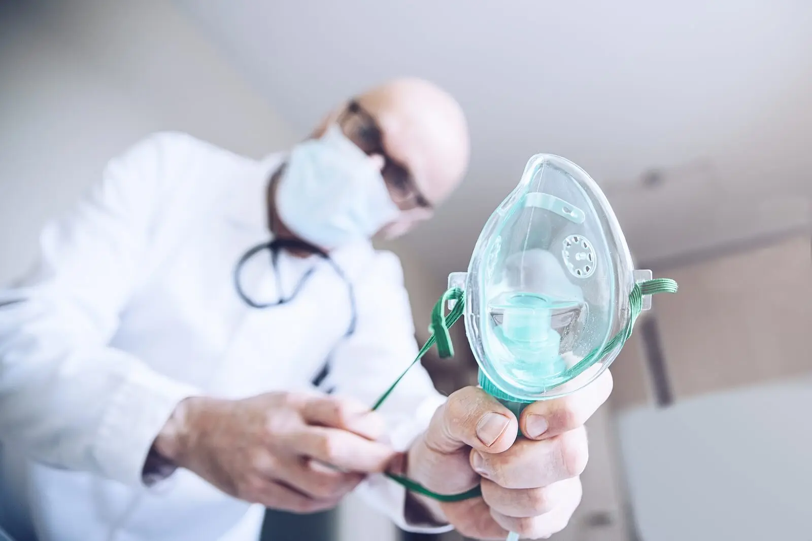 Doctor con mascarilla de oxigenoterapia.