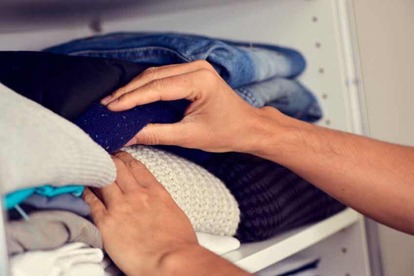 ¿Por qué sale moho a la ropa del armario?