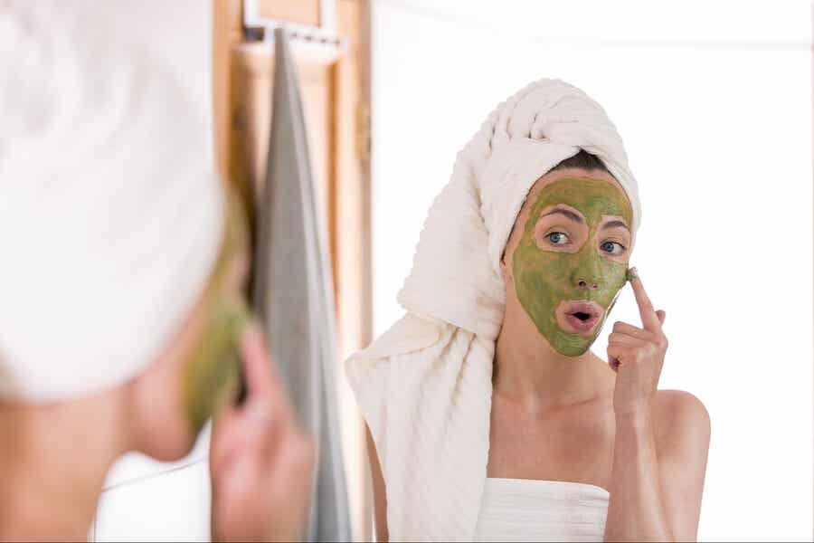 Mujer aplicándose mascarilla de té verde para tratar el acné