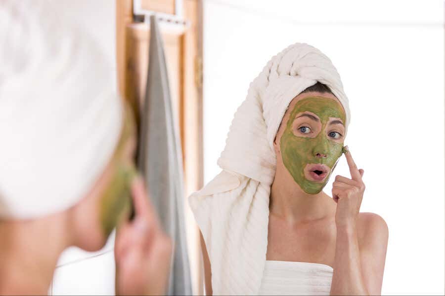 Mujer aplicándose mascarilla de té verde para tratar el acné