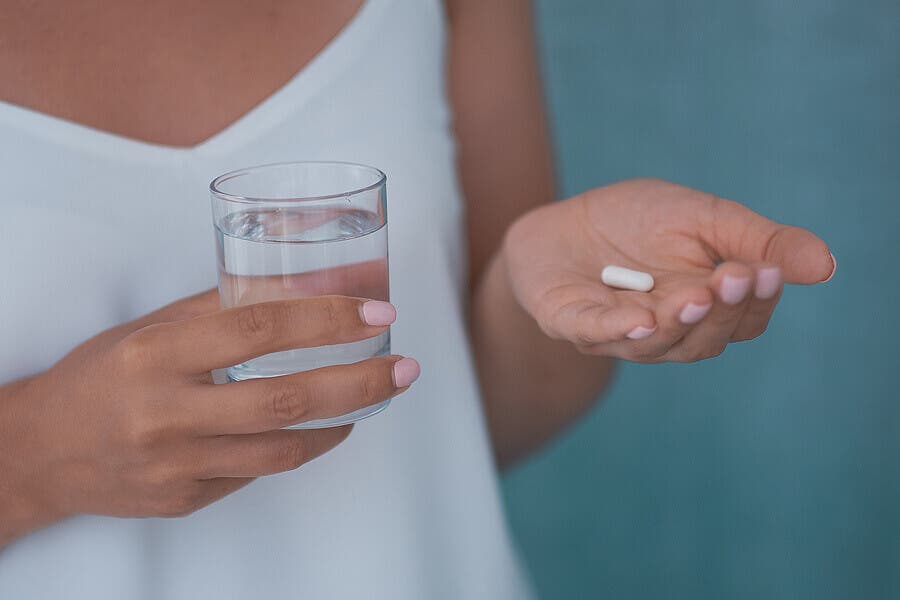 Mujer con pastillas de olanzapina