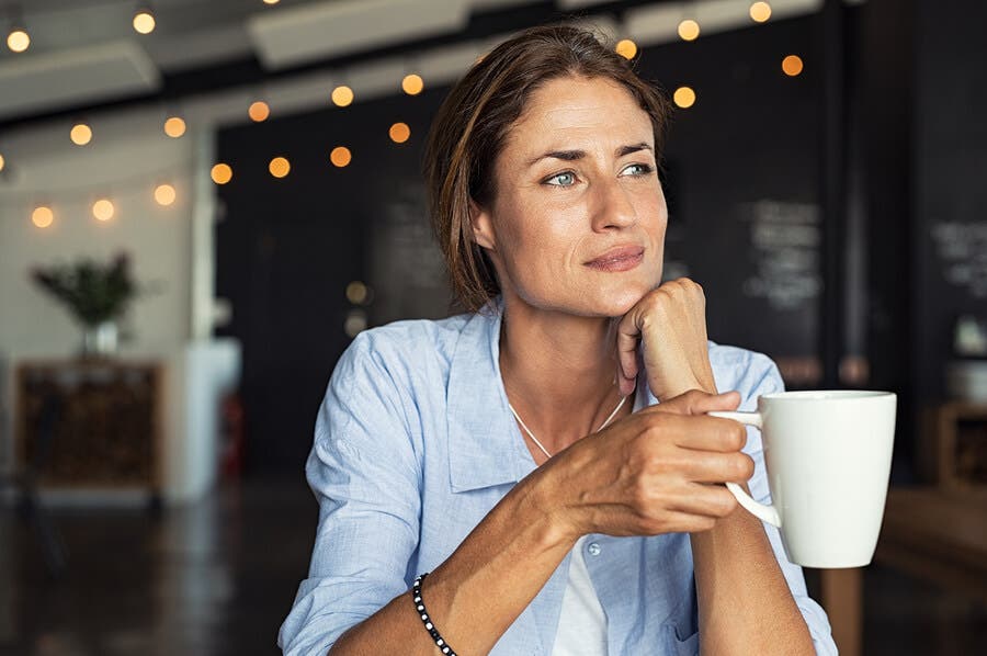 Mujer tomando una de las infusiones relajantes