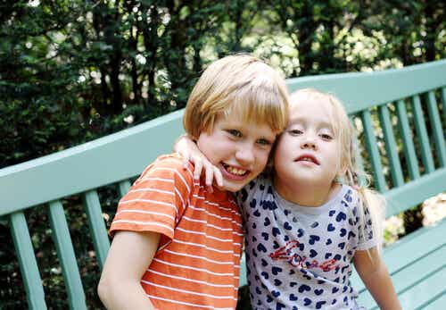Niño autista con su hermana.