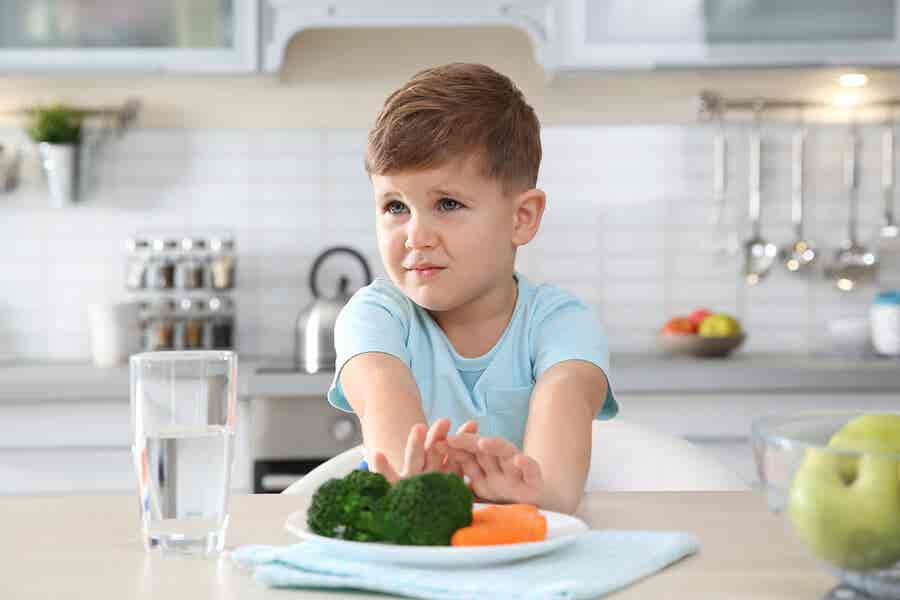 Niño rechaza los vegetales.
