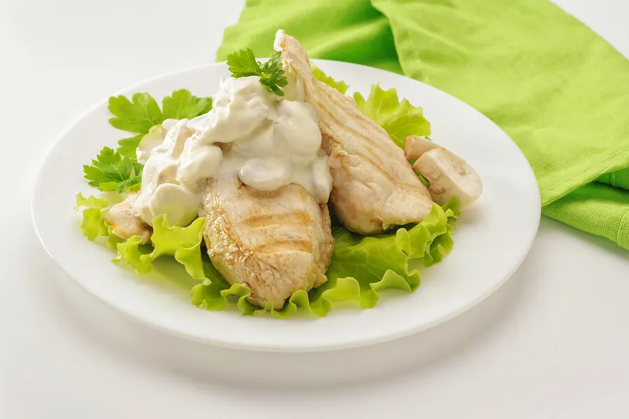 Pechuga de pollo con nata y champiñones