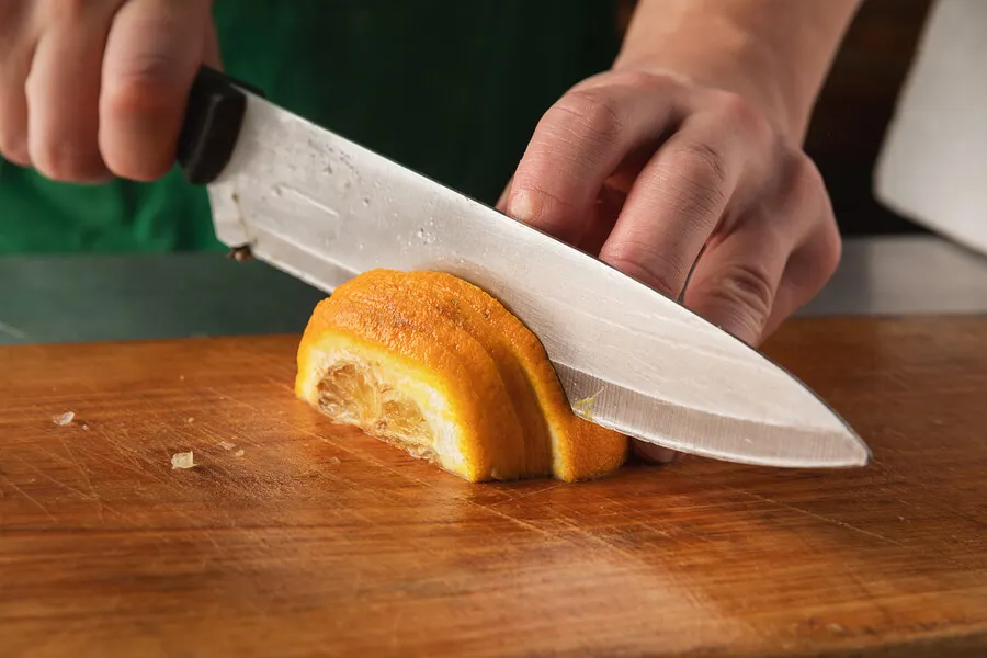 Picar cáscaras de cítricos para eliminar el olor a pescado de la cocina