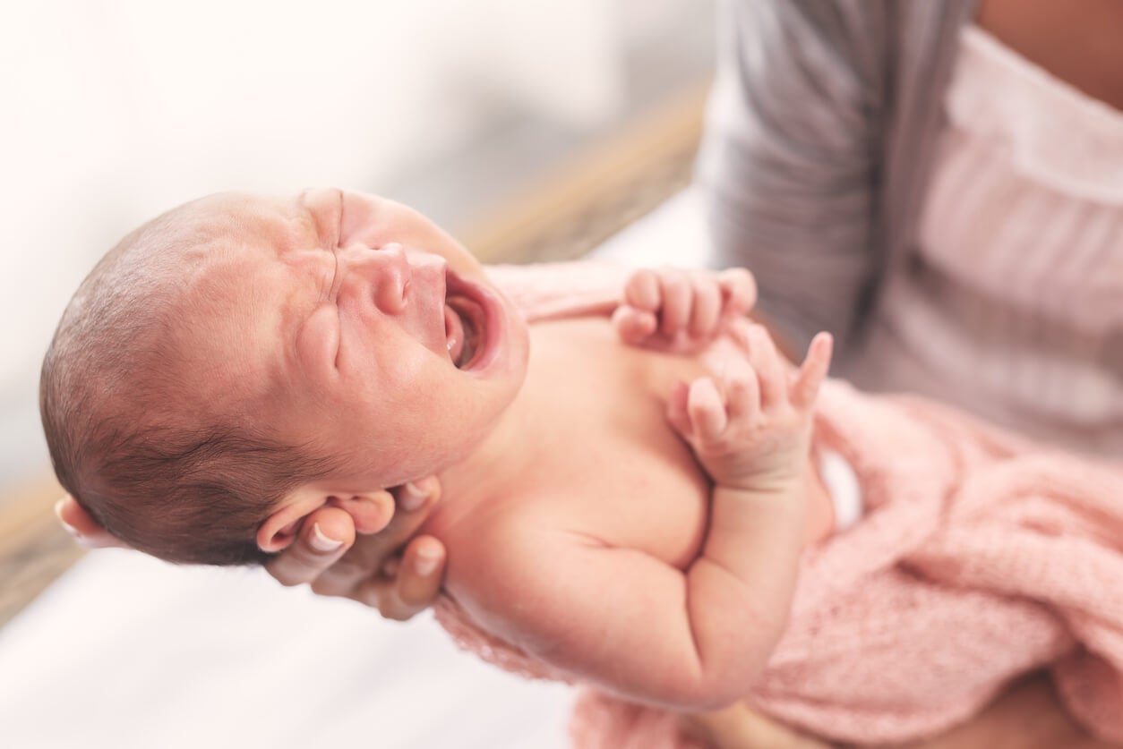 Bebé llorando por sufrir el síndrome de abstinencia neonatal
