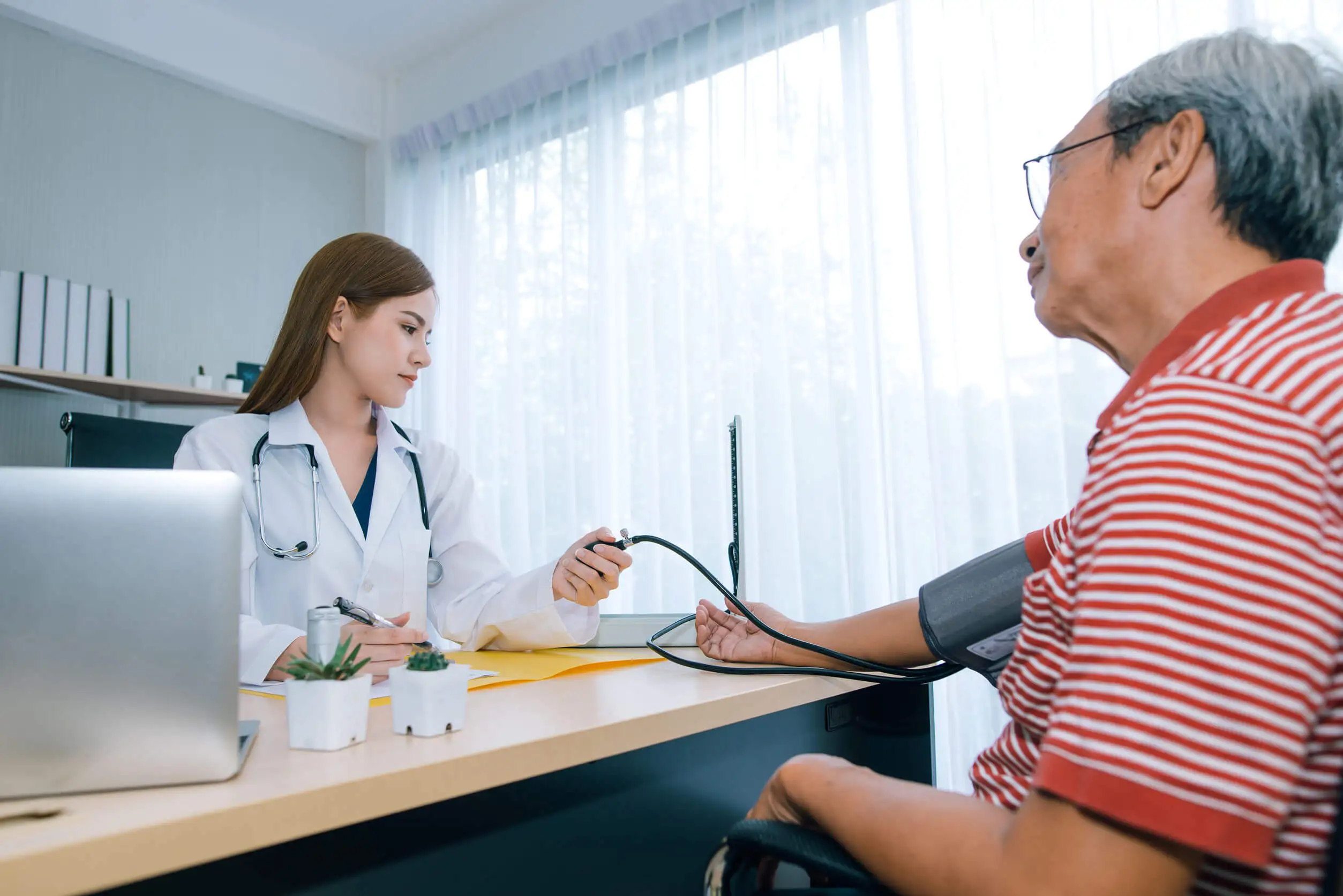 Een man bij de dokter