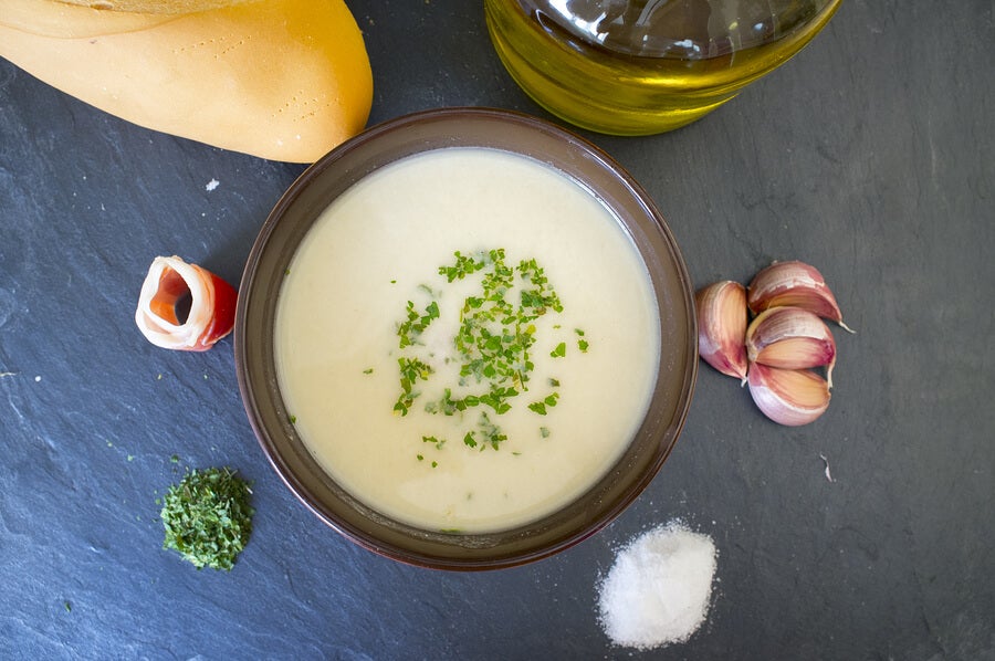 Crema fría de almendras con uvas y melón
